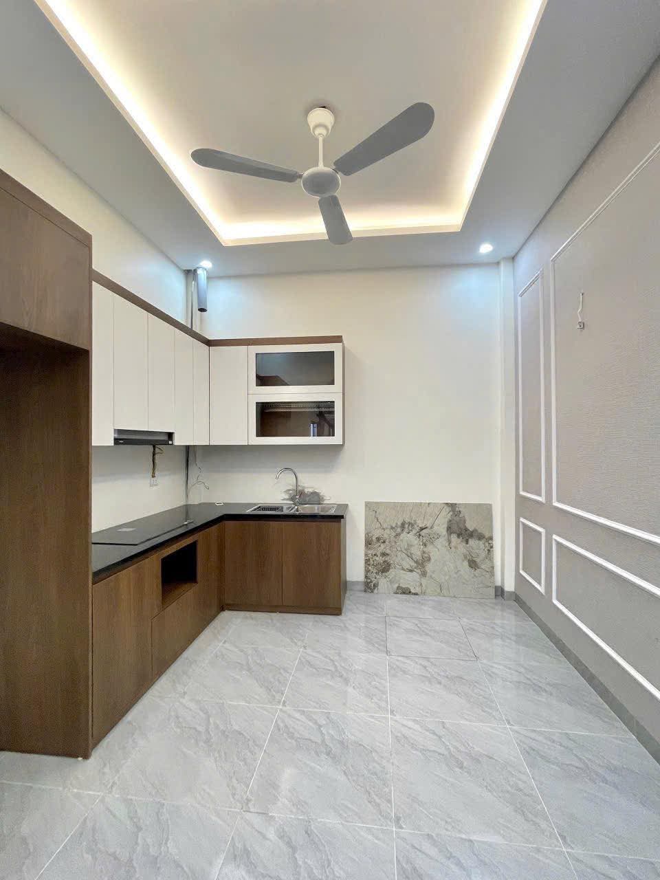 NHÀ LIỀN KỀ 4 TẦNG, 5 PHÒNG NGỦ - VỊ TRÍ VÀNG 241 CHIẾN THẮNG, VĂN QUÁN, HÀ ĐÔNG! - Ảnh 1